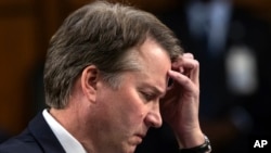 Le candidat de la Cour suprême, Brett Kavanaugh, attend de témoigner devant le comité judiciaire du Sénat pour le troisième jour de son audience de confirmation, à Capitol Hill, à Washington, le 6 septembre 2018.