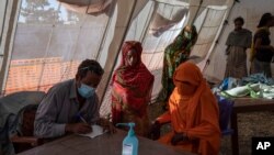 Les réfugiés reçoivent des soins dans une clinique gérée par Médecins sans frontières dans le village 8, le centre de transit près du poste-frontière de Lugdi, dans l'est du Soudan, le 8 décembre 2020.