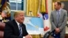 Presiden Donald Trump (kiri) berbicara mengenai Badai Florence dalam taklimat di Oval Office, Gedung Putih, Washington, 11 September 2018, didampingi pejabat FEMA, Brock Long.