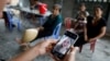 Seorang kerabat menunjukkan foto Anna Bui Thi Nhung, satu dari 39 migran Vietnam yang ditemukan tewas dalam sebuah truk kontainer di Inggris 23 Oktober lalu. 