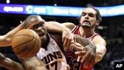 Joakim Noah jouant pour les Bulls le 14 novembre 2012. (AP /Ross D. Franklin)