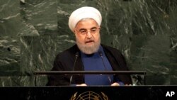 همزمان با سخنرانی آقای روحانی در مجمع عمومی ملل متحد، دهها نفر در بیرون به سخنرانی او معترض بودند