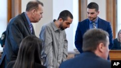Hadi Matar (tengah), pelaku penikaman penulis Salman Rushdie pada 2022, bereaksi setelah dinyatakan bersalah atas semua dakwaan di pengadilan Chautauqua County di Mayville, New York, Jumat, 21 Februari 2025. (Foto: Adrian Kraus/AP Photo)