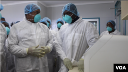 Le ministre zimbabwéen de la santé, Obediah Moyo (à g.) dans un hôpital de Harare, le 2 mars 2020. (Columbus Mavhunga/VOA)