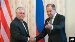 Le secrétaire d'Etat Rex Tillerson et le Russe Sergey Lavrov, avant leur rencontre à Moscou, Russie, le 12 avril 2017. 