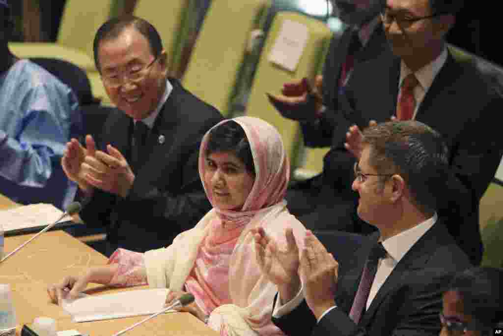Sekjen PBB Ban Ki-moon, kiri, bertepuktangan saat anggota Majelis Pemuda ‘Malala Day’ mengucapkan selamat ulang tahun pada Malala Yousafzai, tengah, 12 Juli 2013 di markas besar PBB.