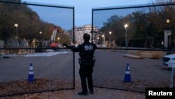 Pripadnik američke tajne službe postavlja sigurnosnu kapiju duž avenije Pennsylvania u blizini Bijele kuće, 4. novembar 2024.