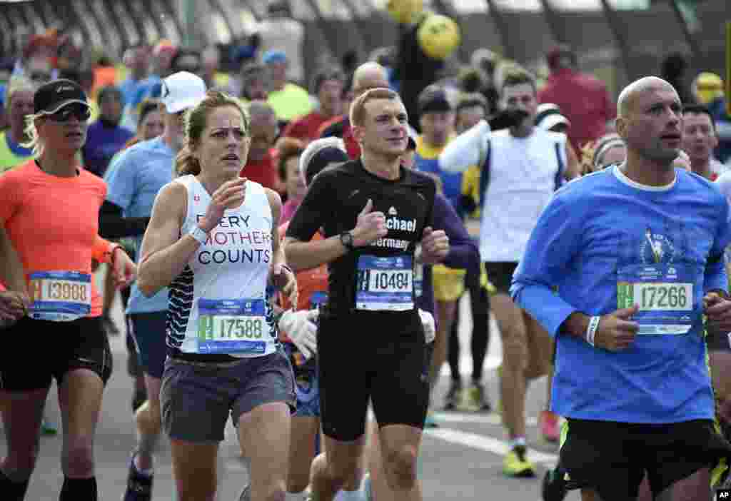 Les coureurs traversent le pont Pulaski pour entrer dans le quartier Queens de New York pendant le marathon de New York City, le 2 novembre 2014, à New York.
