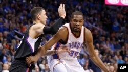 Kevin Durant (droite) d'Oklahoma City lors d'un match contre les Los Angeles Clippers, 9 mars 2016. (AP Photo/Sue Ogrocki)