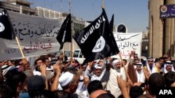 지난 2014년 이라크 모술에서 이슬람 수니파 무장조직 ISIL 지지자들이 정부 청사 앞에서 집회를 열었다.