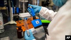 Ilmuwan di Africa Health Research Institute di Durban, Afrika Selatan, meneliti varian COVID-19 omicron, 15 Desember 2021. (Foto: AP)