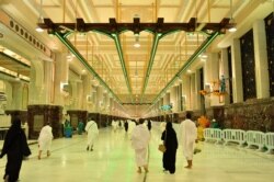 Muslims keeping a safe social distance perform Umrah at the Grand Mosque after Saudi authorities ease the coronavirus disease (COVID-19) restrictions, in the holy city of Mecca, Saudi Arabia, Oct. 4, 2020. (Saudi Press Agency/Handout via Reuters)