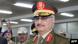 Le général anti-islamiste libyen Khalifa Haftar lors de la cérémonie de son investiture en tant que nouveau chef de l'armée nationale libyenne, Tobrouk, 15 mars 2015.