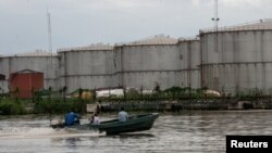 Un bateau descend une rivière près de Warri, dans le sud-est du Delta, au Nigeria, le 18 juin 2017.