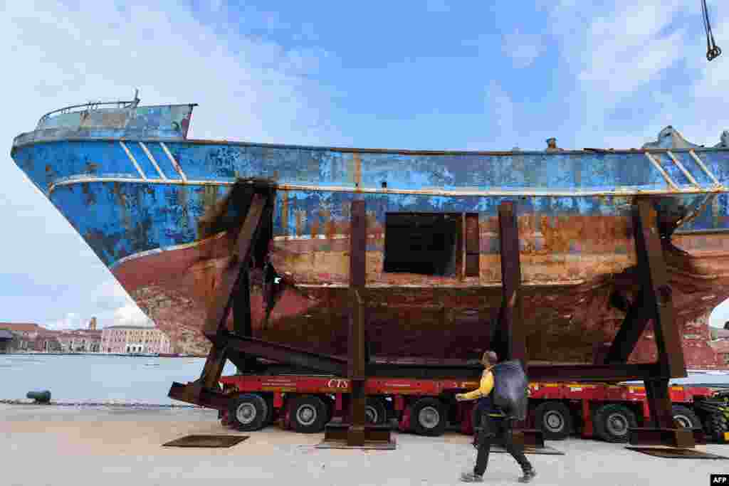 នាវានេសាទមួយឈ្មោះ«Barca Nostra» (នាវាយើង) ដែលបានលិចកាលពីថ្ងៃទី១៨ មេសា ឆ្នាំ២០១៥ ហើយមានត្រីរាប់រយក្បាលបានជាប់នៅក្នុងនោះ ត្រូវបានគេដំឡើងនៅអតីតកំពង់ផែរបស់ទីក្រុង Venice ប្រទេសអ៊ីតាលី។ 