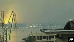 Image prise à partir d'une video à Kinshasa montrant l'explosion du 4 mars 2012 à Brazzaville de l'autre côté du fleuve Congo