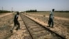 Un immigrant passe la frontière entre l'Algérie et le Maroc près de la ville d'Ouja, le 26 juin 2008.