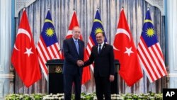 တူရကီသမ္မတ Recep Tayip Erdogan (ဝဲ) နဲ့ မလေးရှားဝန်ကြီးချုပ် Anwar Ibrahim တို့ မလေးရှားနိုင်ငံ ပူထရာဂျယာမြို့မှာ တွေ့ဆုံစဥ်။ (ဖေဖေါ်ဝါရီ ၁၁၊ ၂၀၂၅)