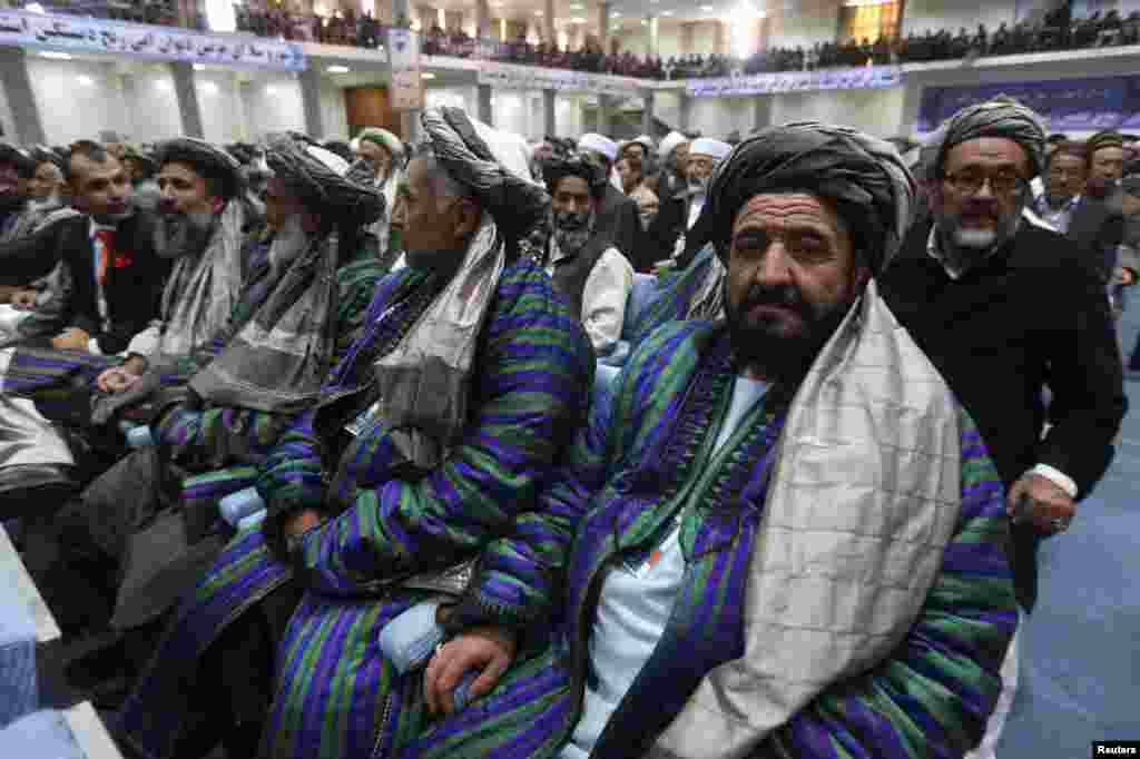 Loya Jirg&#39;a a&#39;zolari majlis qilmoqda. Kobul, 21-noyabr, 2013-yil.