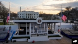 Radnici na završnim radovima na predsjedničkom štandu u Pensilvanija aveniji ispred Bijele kuće, 16. januara 2025., u Washingtonu, uoči inauguracije novoizabranog predsjednika Donalda Trumpa.