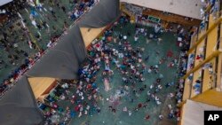Des détenus rassemblés autour des corps d’autres prisonniers, tués lors d’une émeute dans la prison de Miguel Castro Castro, à Lima, au Pérou, le 27 avril 2020. (Photo AP)