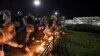 Građani Novog Sada pale sveće i polažu cveće u blizini zgrade železničke stanice gde se u petak obrušila nadstrešnica i usmrtile 14 osoba (Foto: AFP/ Nenad Mihajlović)