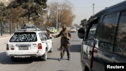 Talibanski borac na kontrolni punktu u Kabulu, Afganistan, 27. studenog 2021.