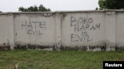 Graffitis anti Boko Haram sur un mur à Bama, dans l'État de Borno au Nigeria, le 31 août 2016.