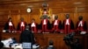 Les juges de la Cour suprême kenyane lors d’une audience sur le recours de l’opposition contre les résultats de la présidentielle à Nairobi, Kenya, 28 août 2017.
