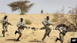 Dans cette photo d'archives du 18 mars 2004, des soldats maliens s'entrainent aux côtés des forces spéciales américaines près de Tombouctou, dans le cadre de l'Initiative pan-sahélienne américaine 