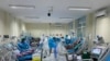  ကိုဗစ်-၁၉ ရောဂါအထူးကြပ်မတ်ကုသဆောင် (ICU)မှာ ရောဂါပြင်းထန်စွာခံစားနေရသူကို ကုသပေးနေတဲ့ ကျန်းမာရေးဝန်ထမ်းများ။(ဓာတ်ပုံ -Ministry of Health and Sports, Myanmar)