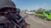 Des policiers rwandais patrouillent sur une route à Palma, dans la province de Cabo Delgado, au Mozambique, dimanche 15 août 2021.