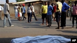 Sebuah mayat seorang pria yang tewas tergeletak di jalanan di ibukota Bujumbura, menjelang dimulainya pemilu Presiden di sana 21 Juli lalu (foto: dok).