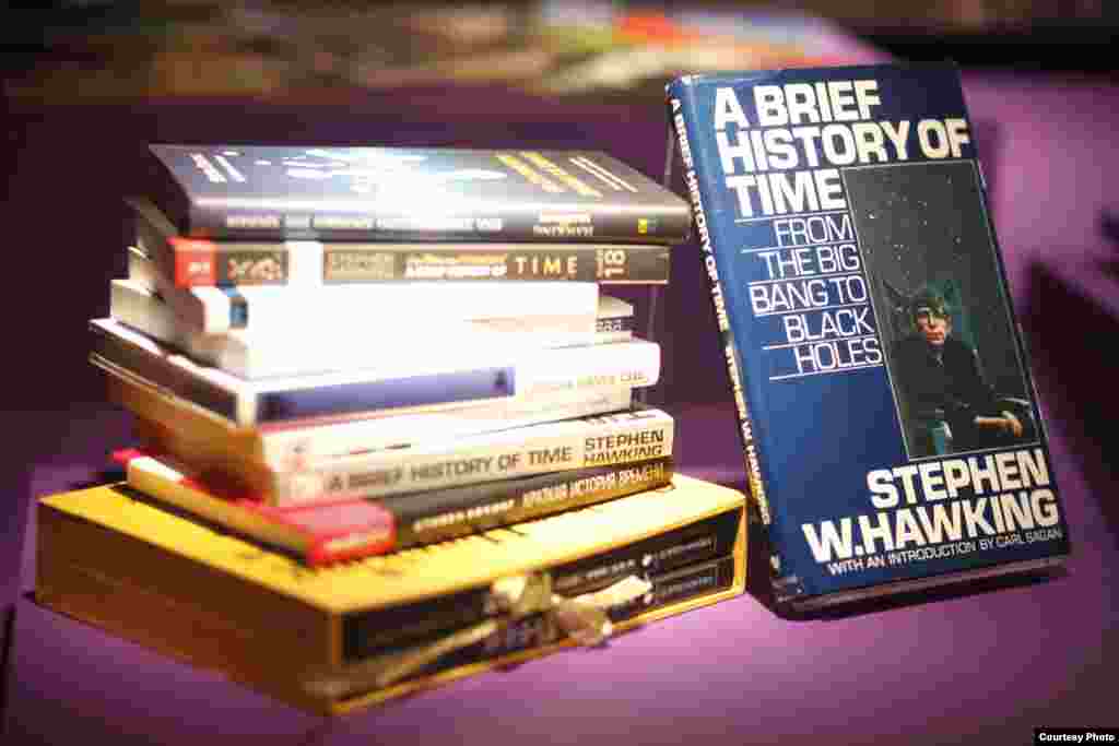 Buku Stephen Hawking "A Brief History of Time" (Sejarah Singkat Waktu) diterbitkan pada 1988 dan laris di dunia internasional, dengan 10 juta cetakan. (Science Museum PA)