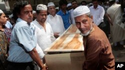 مسلمانان بنگلادشی در حال حمل تابوب زولاز منان در داکا.