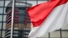 Gedung Komisi Pemberantasan Korupsi (KPK) terlihat melalui refleksi kaca jendela di balik bendera nasional Indonesia di Jakarta (foto: ilustrasi). 