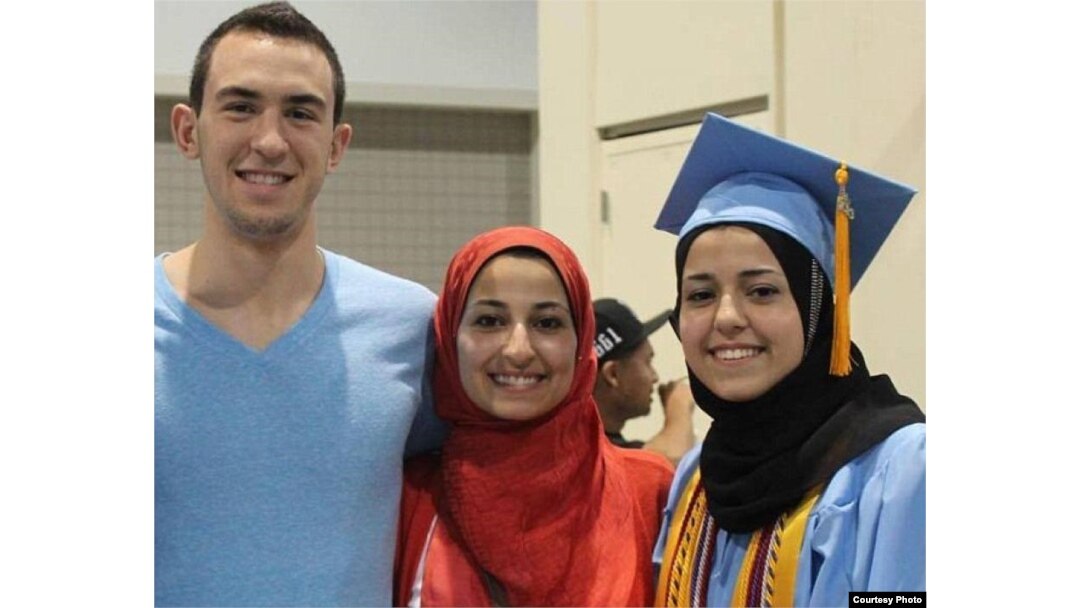 23 yoshli talaba Dea Barakat, rafiqasi 21 yoshli Yusor Abu Salha va uning singlisi 19 yoshli Razan Abu Salha.