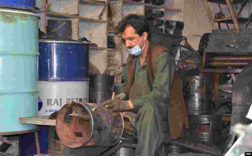 سردیوں میں کوئٹہ میں درجہ حرارت نقطہ انجماد سے بھی نیچے نیچے چلا جاتا ہے۔ ایسے میں گھروں کو گرم رکھنا نہایت ضروری ہو جاتا ہے۔