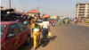 Des femmes quittant un marché de la banlieue de Conakry, le 17 janvier 2018. (VOA/Zacharia Camara)