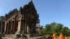 រូបឯកសារ៖ ព្រះសង្ឃជាច្រើនព្រះអង្គនិមន្តទស្សនាប្រាសាទព្រះវិហារ ដែលស្ថិតនៅជាប់ព្រំដែនប្រទេសថៃ កាលពីថ្ងៃទី ១២ ខែវិច្ឆិកា ឆ្នាំ២០១៣ បន្ទាប់ពីរដ្ឋាភិបាលថៃទទួលស្គាល់សេចក្តីសម្រេចរបស់អង្គការសហប្រជាជាតិថា តំបន់នៅក្បែរប្រាសាទព្រះវិហារ គឺជាកម្មសិទ្ធិរបស់ប្រទេសកម្ពុជា។ 
