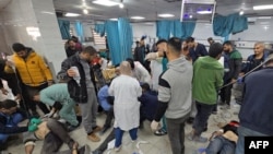 Žrtve se zbrinjavaju u bolnici Kamal Adwan u Beit Lahiji u sjevernom pojasu Gaze, nakon izraelskih udara oko medicinskog kompleksa 6. decembra 2024.