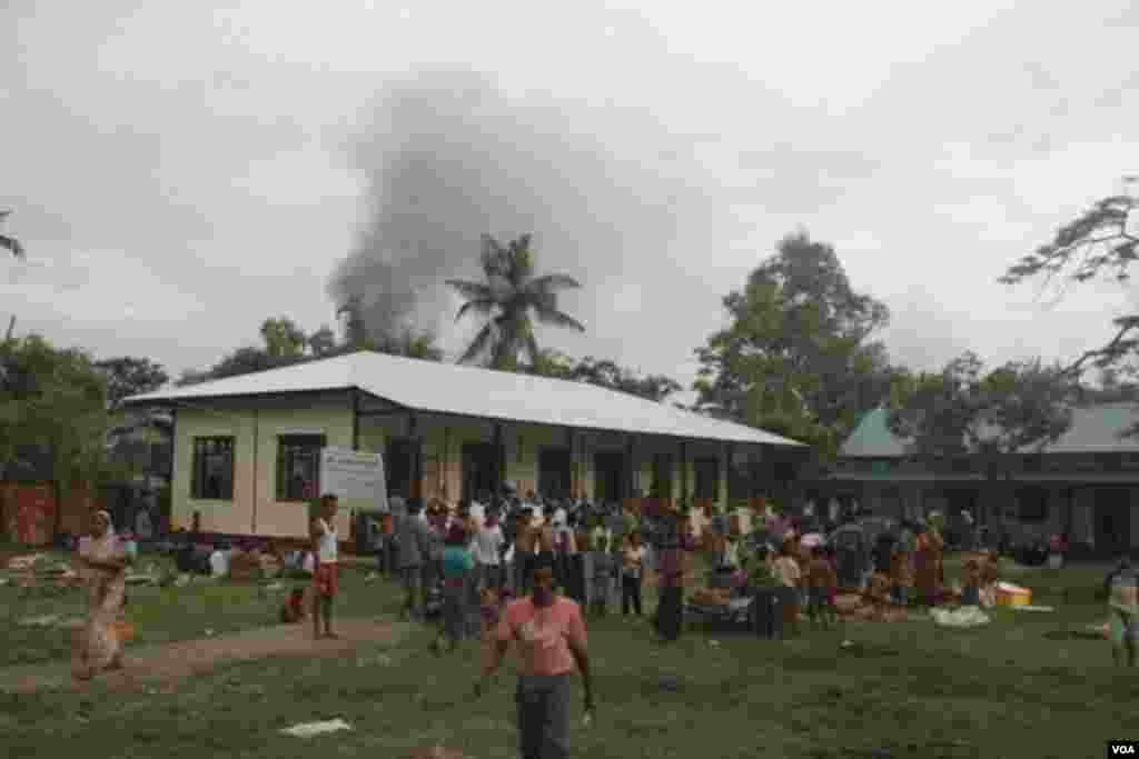 အမှတ်၃ အခြေခံမူလွန်ကျောင်း မြို့မမြောက်ရပ်ကွက် ရှိ ကယ်ဆယ်ရေးစခန်းရောက် ဟိန္ဒိူမိသားစုများ