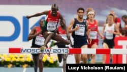 Conseslus Kipruto (à gauche) lors d'un 3000 mètres haie le 15 août 2013.
