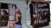 Un homme remplace une vitre brisée dans une taverne de la banlieue de Philippi, à la périphérie de Cape Town, en Afrique du Sud, le 20 avril 2015.