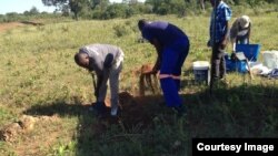 FILE: Bagebha amangcwaba abantu ababulawa yiGukurahundi.