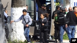 Des jeunes fuyant l'attaque contre le musée du Bardo à Tunis (AP)