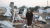 Palestinac pregleda štetu u šatorskom kampu u kojem se nalaze raseljene osobe, nakon izraelskog udara, usred sukoba između Izraela i Hamasa, u oblasti al-Mawasi, u Khan Younisu, južnom pojasu Gaze, 2. januara 2025.