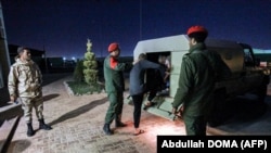 Les forces rebelles libyennes capturent des mercenaires présumés à Benghazi. 