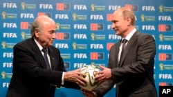 FIFA rahbari Yozef Blatter (chapda) Rossiya Prezidenti Vladimir Putin bilan, 13-iyul, 2014-yil.