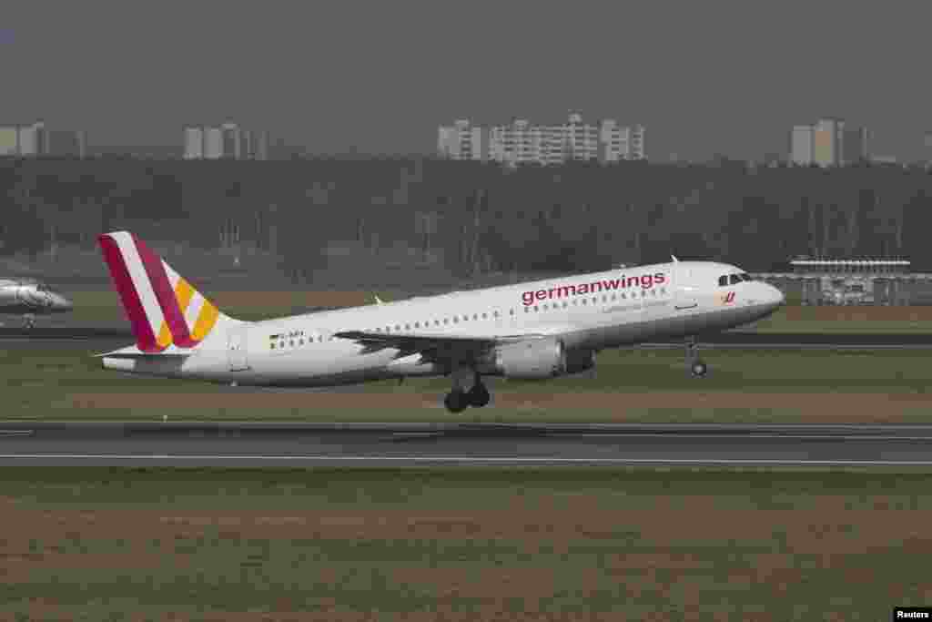 Pesawat Germanwings tipe Airbus A320 dengan nomor registrasi D-AIPX terlihat di bandara Berlin pada 29 Maret 2014. (Reuters/Jan Seba)